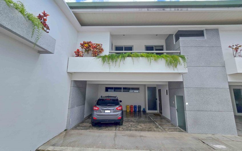 Condo esquinero amueblado de 3 habit. en Bello Horizonte Escazú