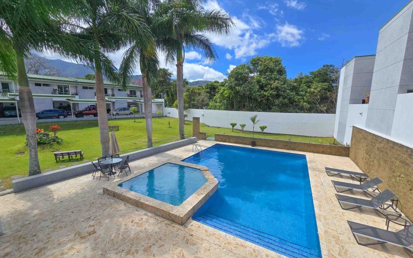 Condo esquinero amueblado de 3 habit. en Bello Horizonte Escazú