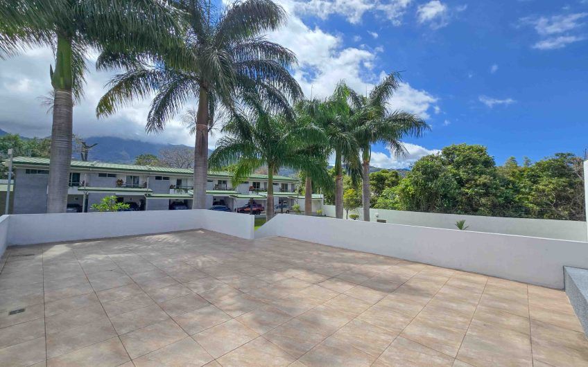 Condo esquinero amueblado de 3 habit. en Bello Horizonte Escazú