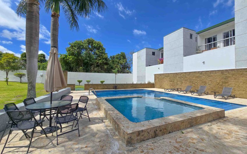 Condo esquinero amueblado de 3 habit. en Bello Horizonte Escazú