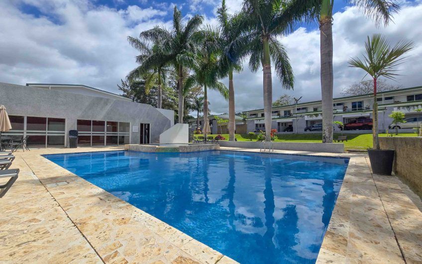 Condo esquinero amueblado de 3 habit. en Bello Horizonte Escazú