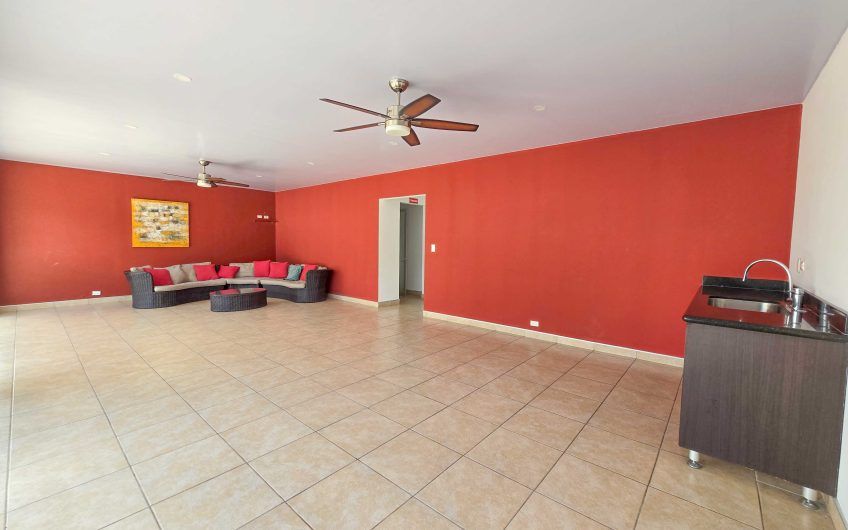 Condo esquinero amueblado de 3 habit. en Bello Horizonte Escazú