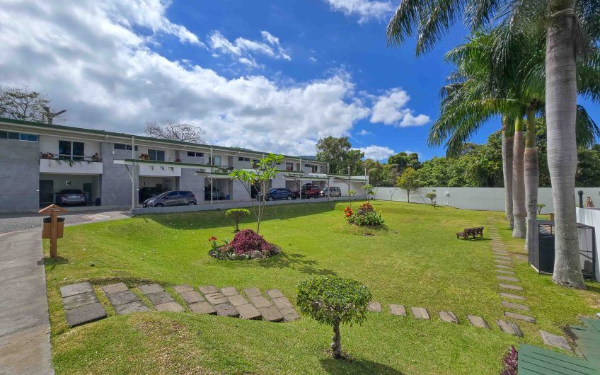 Condo esquinero amueblado de 3 habit. en Bello Horizonte Escazú