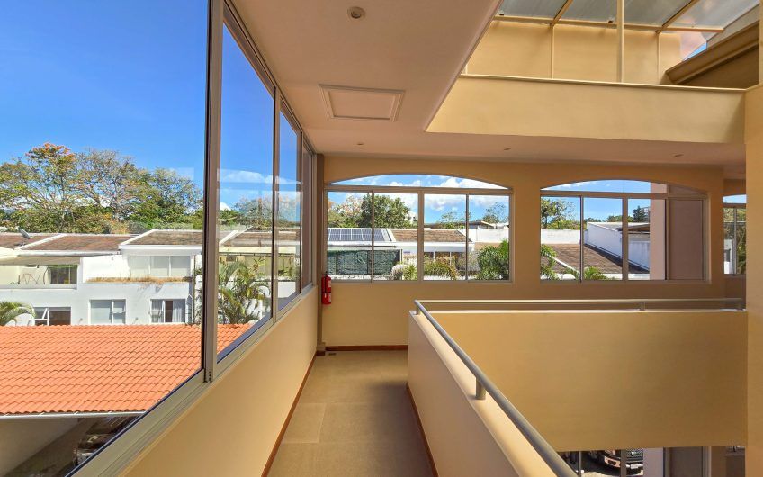 Apartamento amueblado de 3 habit. con terraza en San Rafael Escazú