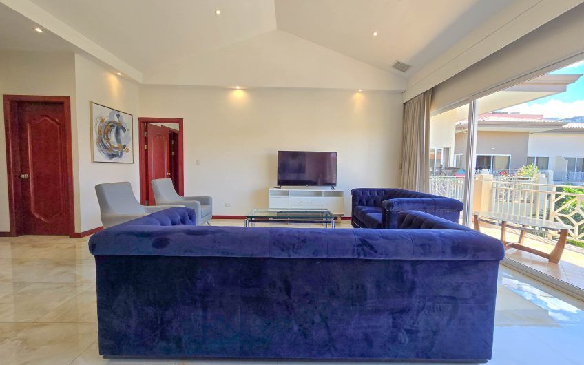 Apartamento amueblado de 3 habit. con terraza en San Rafael Escazú