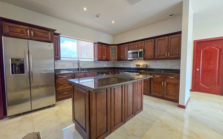 Apartamento amueblado de 3 habit. con terraza en San Rafael Escazú