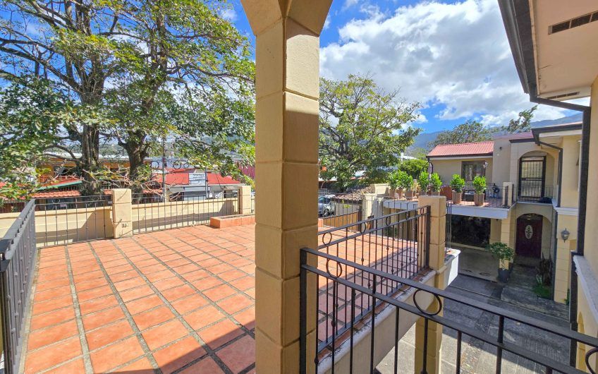 Condo de 240 m2 de 3 habit. y con terrazas en Santa Ana Centro