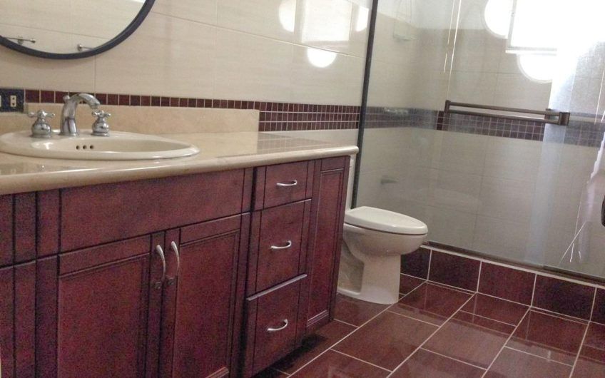 Apartamento de 3 habit.+ de servicio en Bello Horizonte Escazú