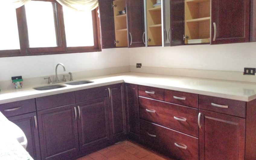 Apartamento de 3 habit.+ de servicio en Bello Horizonte Escazú