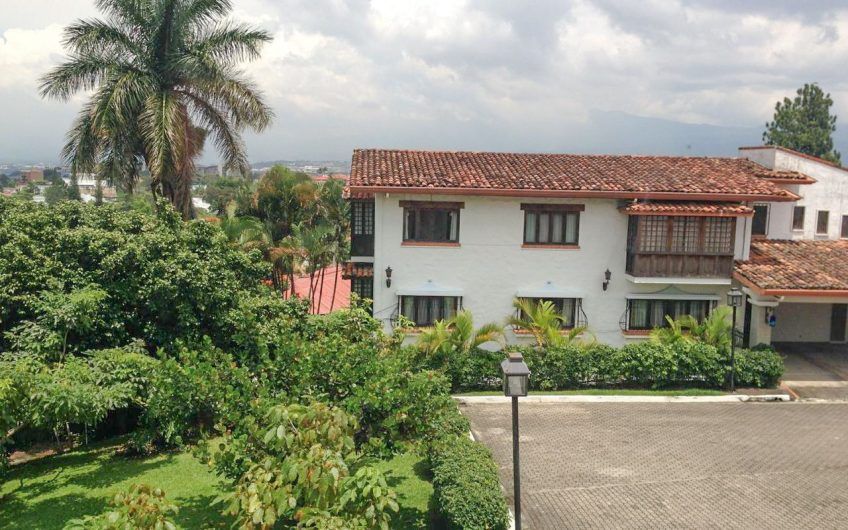 Apartamento de 3 habit.+ de servicio en Bello Horizonte Escazú