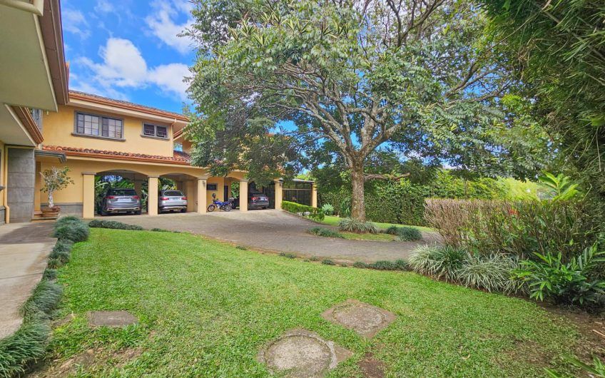 Lujosa casa de 570 m2 con 2.244 m2 de lote en San Antonio Escazú