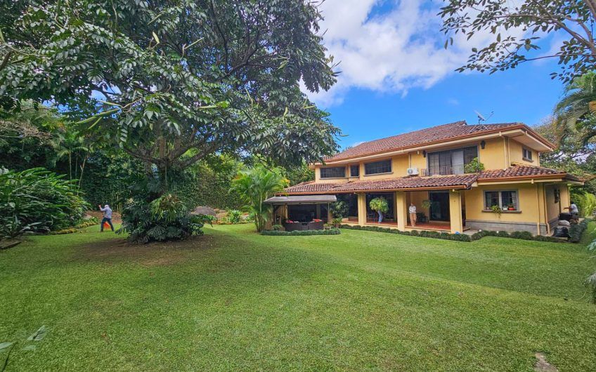 Lujosa casa de 570 m2 con 2.244 m2 de lote en San Antonio Escazú