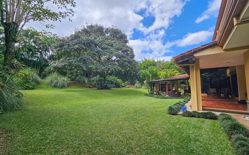 Lujosa casa de 570 m2 con 2.244 m2 de lote en San Antonio Escazú