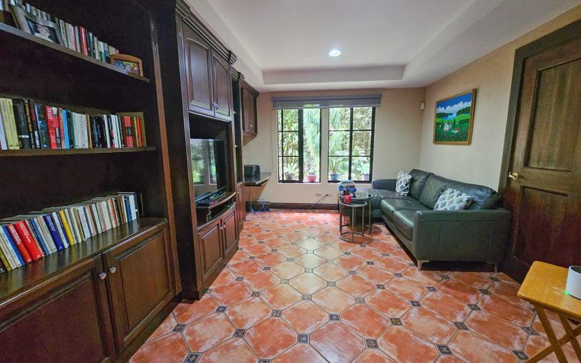 Lujosa casa de 570 m2 con 2.244 m2 de lote en San Antonio Escazú