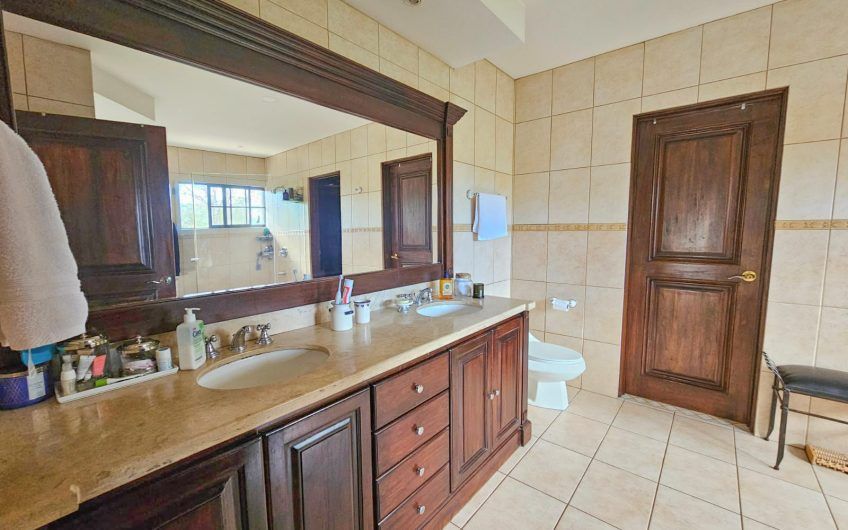 Lujosa casa de 570 m2 con 2.244 m2 de lote en San Antonio Escazú