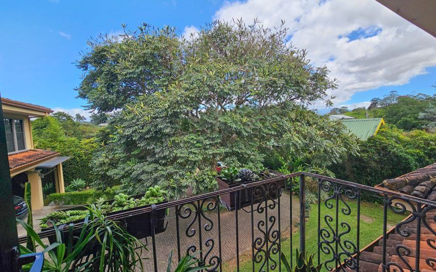 Lujosa casa de 570 m2 con 2.244 m2 de lote en San Antonio Escazú