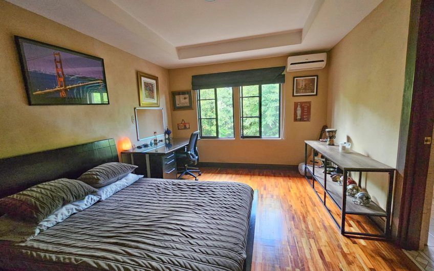 Lujosa casa de 570 m2 con 2.244 m2 de lote en San Antonio Escazú