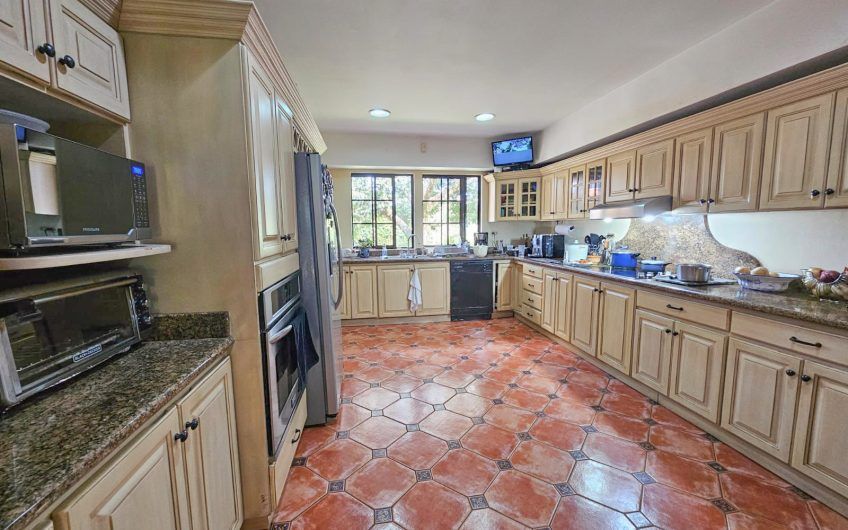 Lujosa casa de 570 m2 con 2.244 m2 de lote en San Antonio Escazú