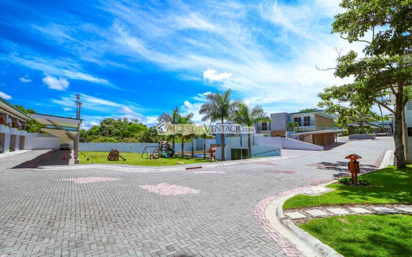 Condo esquinero amueblado de 3 habit. en Bello Horizonte Escazú