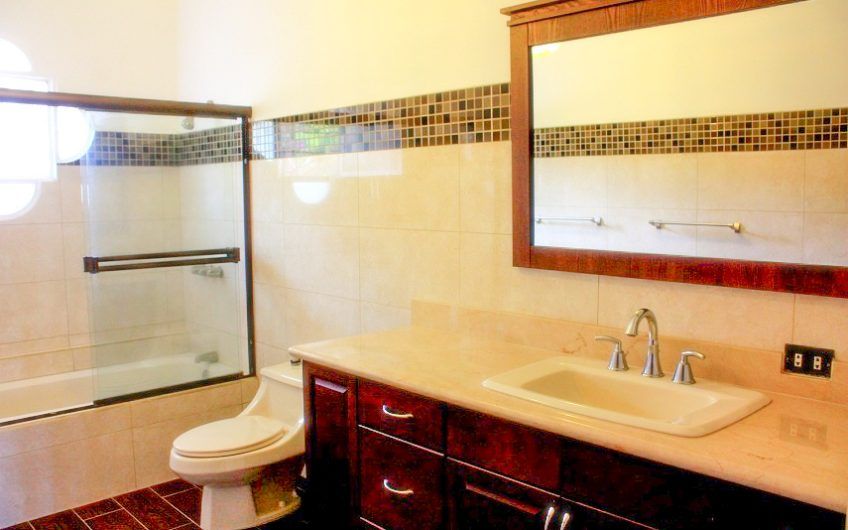 Apartamento de 3 habit.+ de servicio en Bello Horizonte Escazú