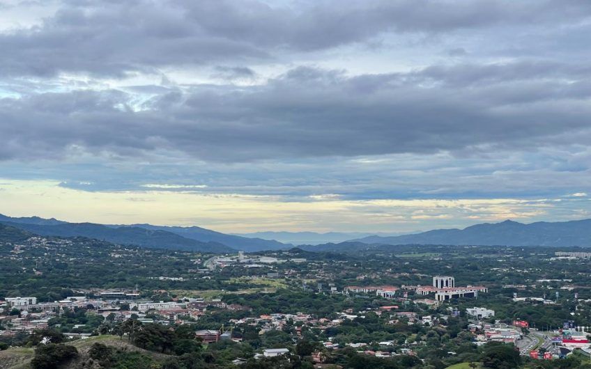 Villa Real Santa Ana! Condo de Un Nivel con full vistas