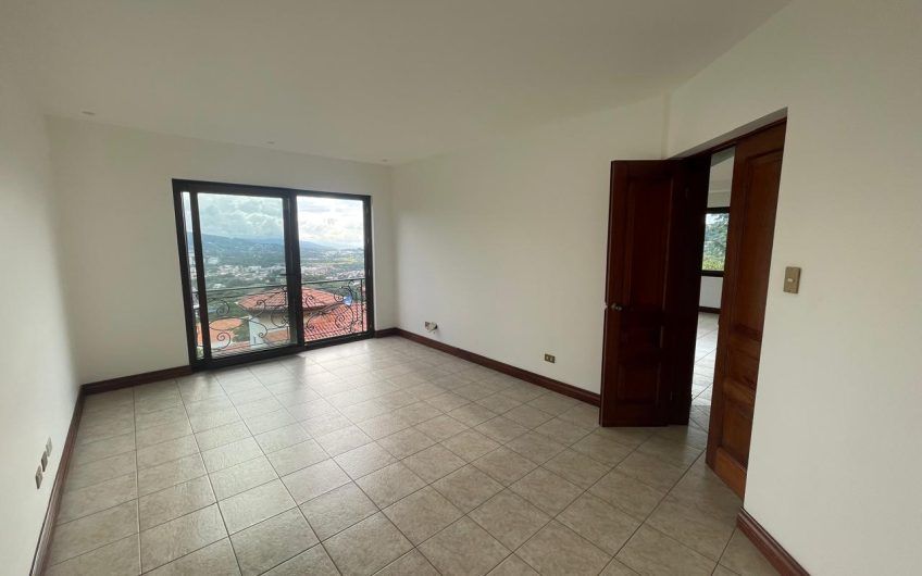Villa Real Santa Ana! Condo de Un Nivel con full vistas