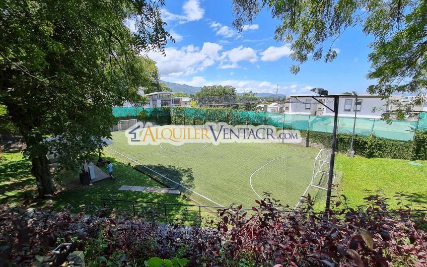 Villa Real Santa Ana! Condo de Un Nivel con full vistas