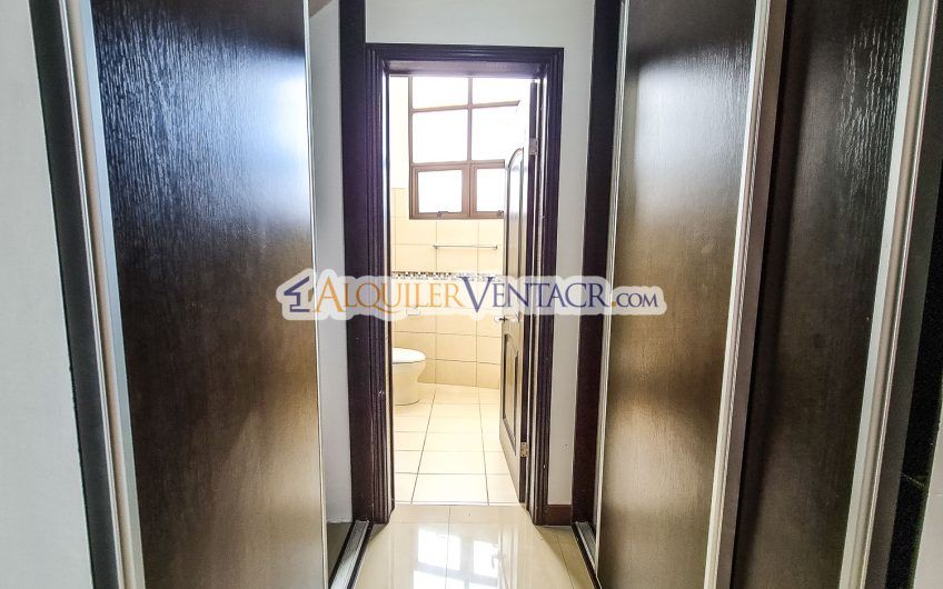 Alquiler Condominio Moderno en Bello Horizonte Escazú | 1 Planta | 2 Hab | Piscina | Seguridad 24/7