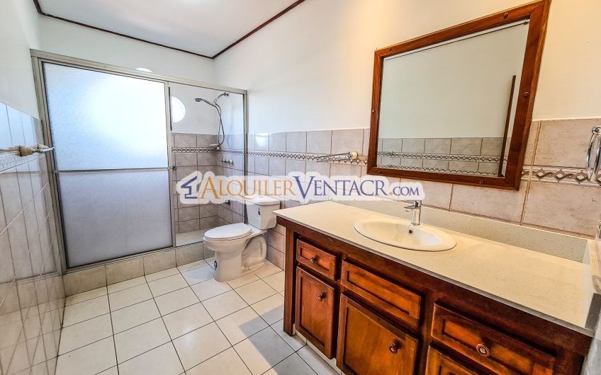 Apartamento con vista de 3 habit.+ de servicio Bello Horizonte Escazú