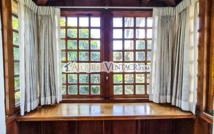 Apartamento con vista de 3 habit.+ de servicio Bello Horizonte Escazú