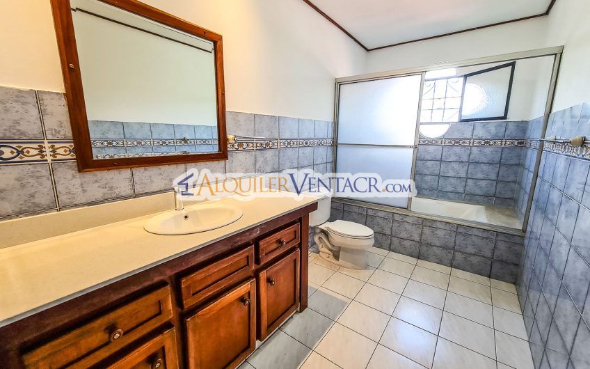 Apartamento con vista de 3 habit.+ de servicio Bello Horizonte Escazú