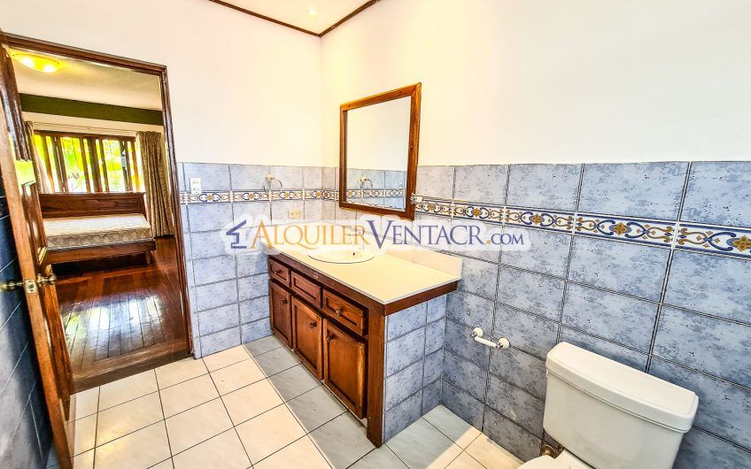 Apartamento con vista de 3 habit.+ de servicio Bello Horizonte Escazú