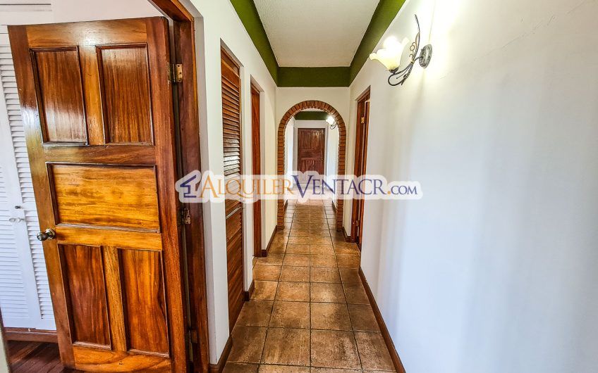 Apartamento con vista de 3 habit.+ de servicio Bello Horizonte Escazú