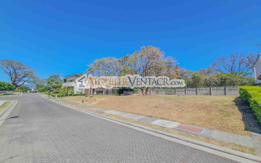 La Hacienda del Bosque Santa Ana Río Oro! Lote plano de 843 m2