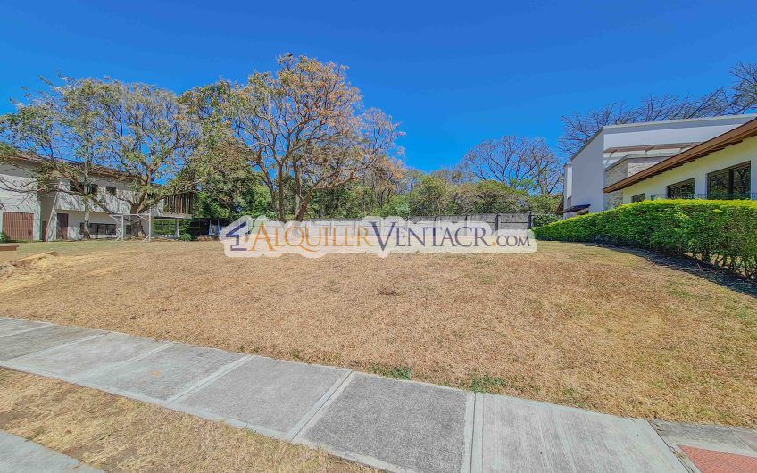 La Hacienda del Bosque Santa Ana Río Oro! Lote plano de 843 m2