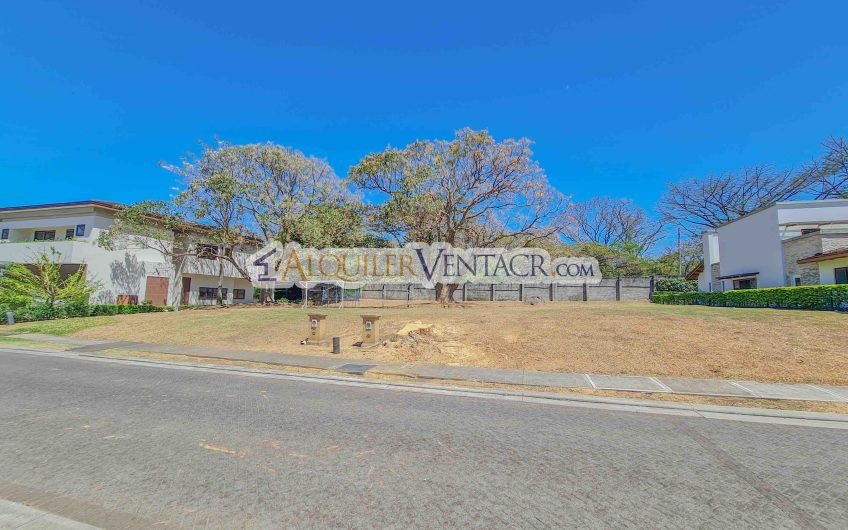 La Hacienda del Bosque Santa Ana Río Oro! Lote plano de 843 m2