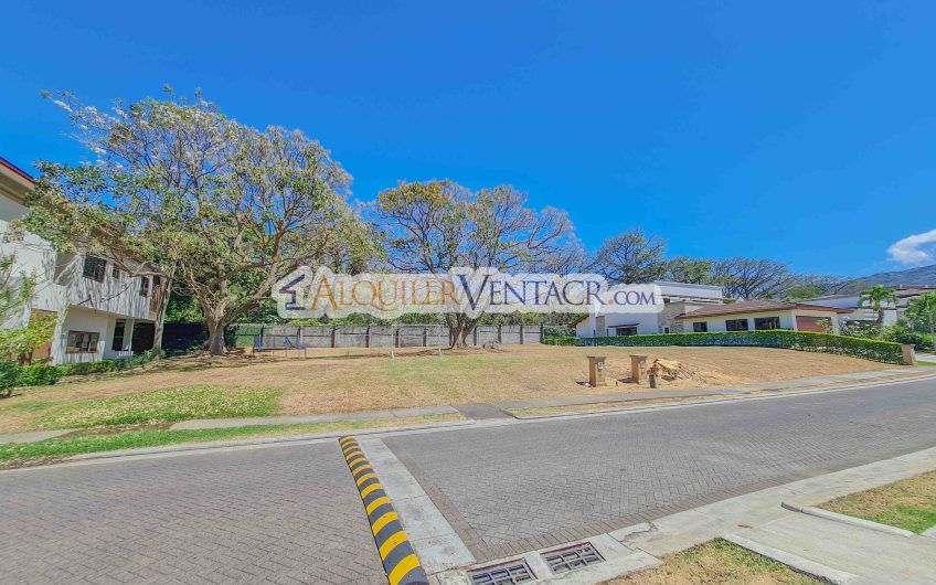 La Hacienda del Bosque Santa Ana Río Oro! Lote plano de 843 m2