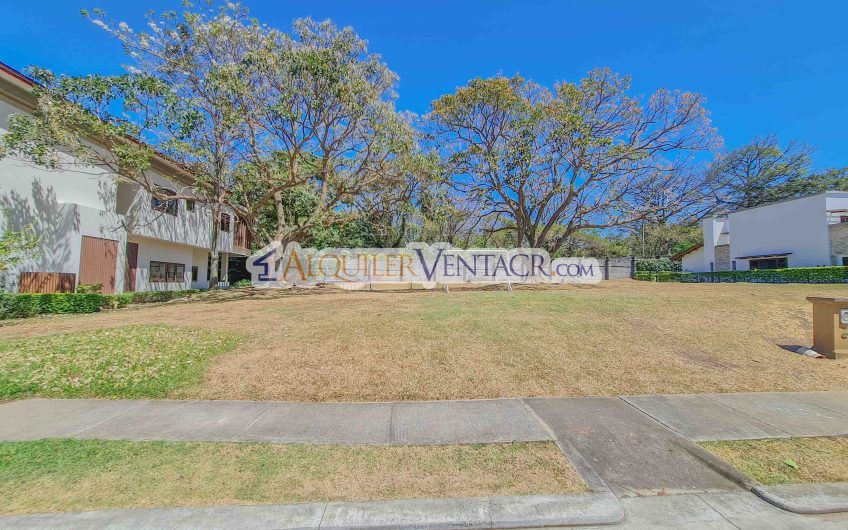 La Hacienda del Bosque Santa Ana Río Oro! Lote plano de 843 m2