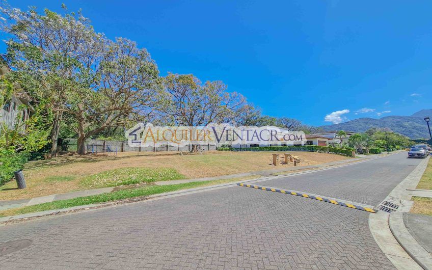 La Hacienda del Bosque Santa Ana Río Oro! Lote plano de 843 m2