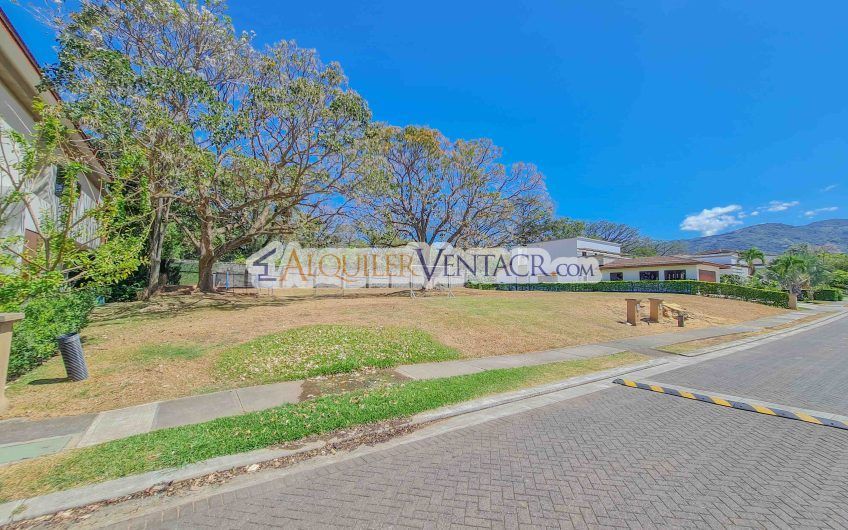 La Hacienda del Bosque Santa Ana Río Oro! Lote plano de 843 m2