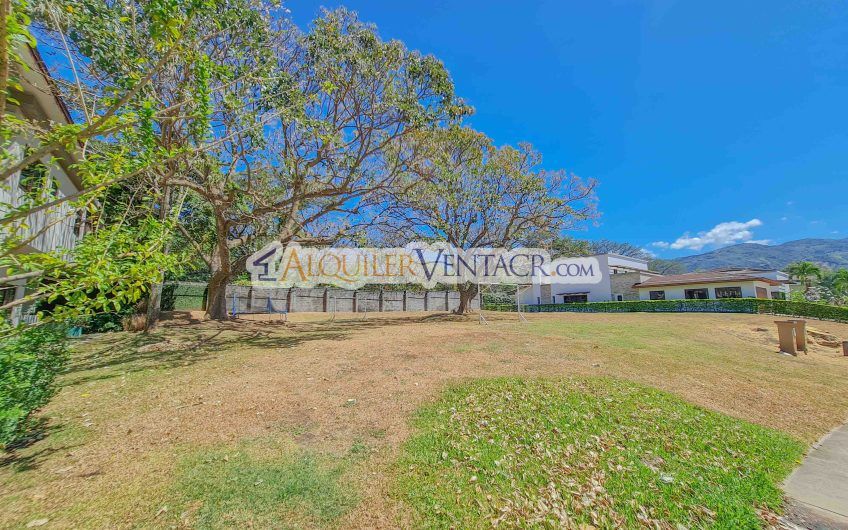 La Hacienda del Bosque Santa Ana Río Oro! Lote plano de 843 m2