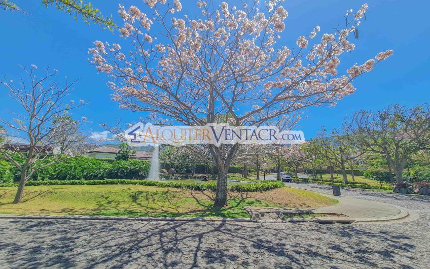 La Hacienda del Bosque Santa Ana Río Oro! Lote plano de 843 m2