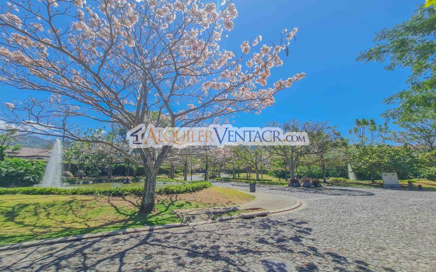 La Hacienda del Bosque Santa Ana Río Oro! Lote plano de 843 m2