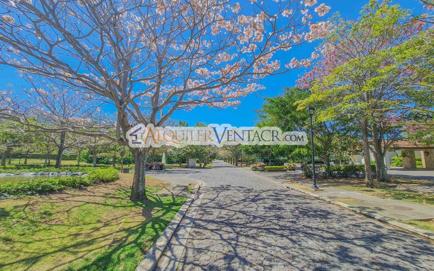 La Hacienda del Bosque Santa Ana Río Oro! Lote plano de 843 m2