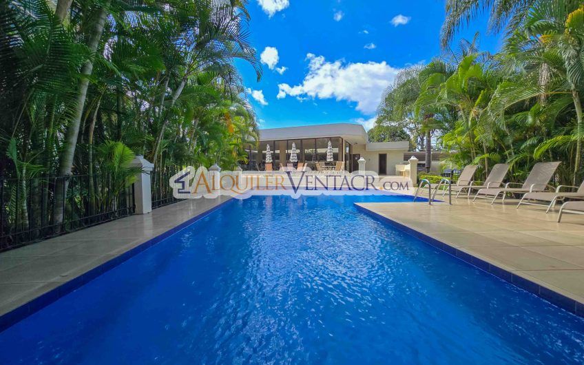 Apartamento de 3 habit. de 300 m2 y vista en Bello Horizonte Escazú