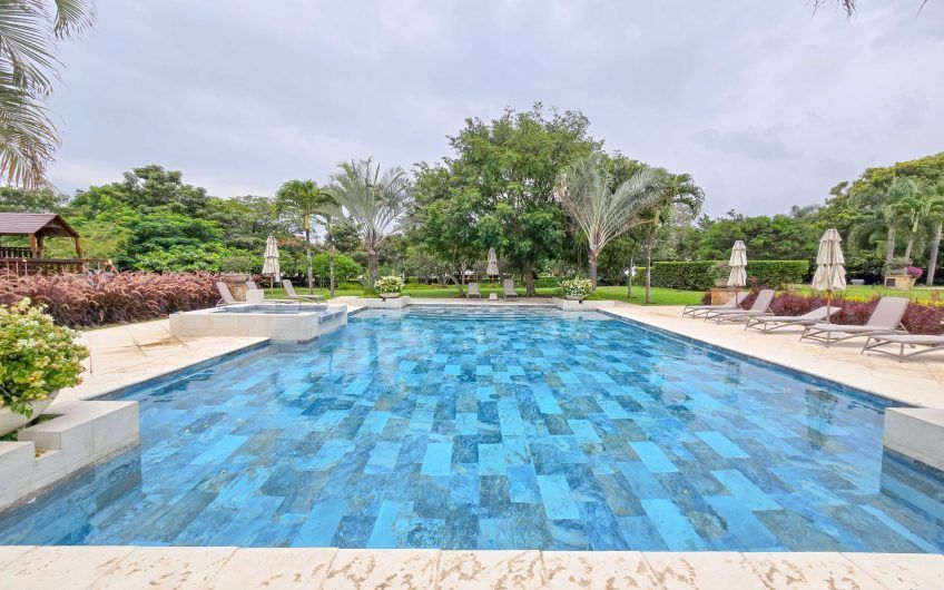 La Hacienda del Bosque Santa Ana Río Oro! Lote plano de 843 m2