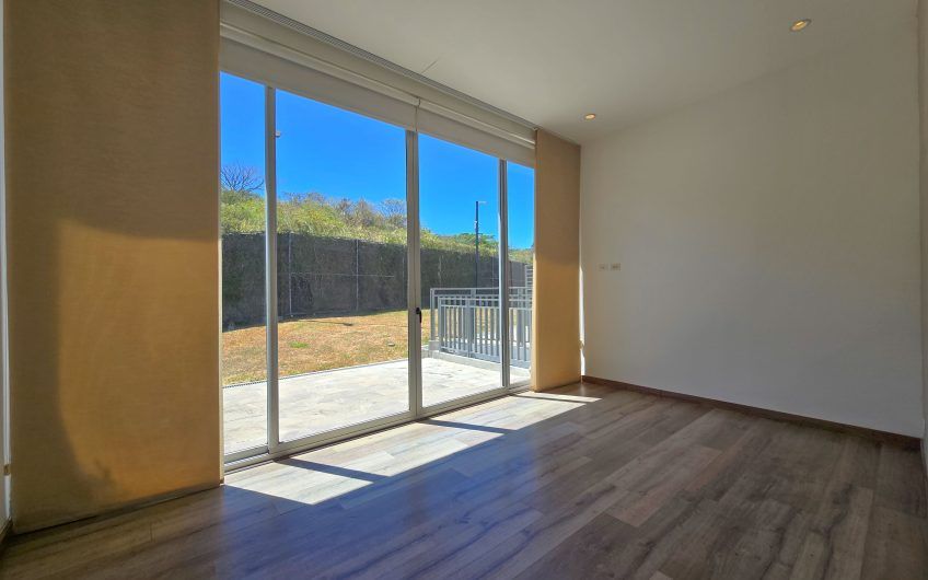 The Ivy Guachipelín Escazú! Apartamento de un nivel con terrazas y vista