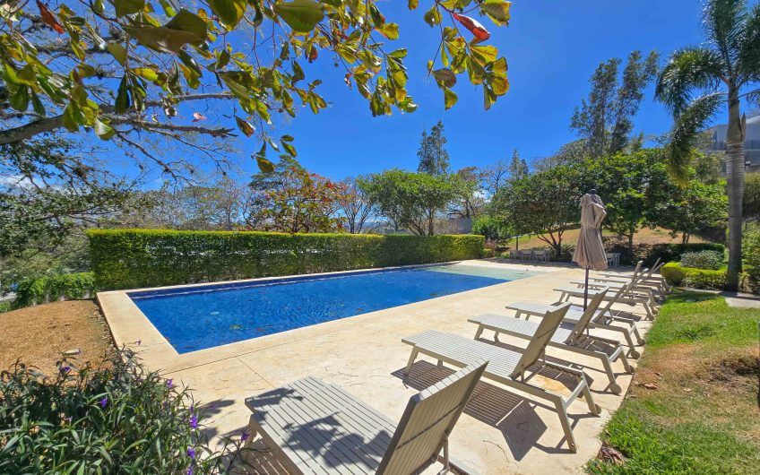 The Ivy Guachipelín Escazú! Apartamento de un nivel con terrazas y vista