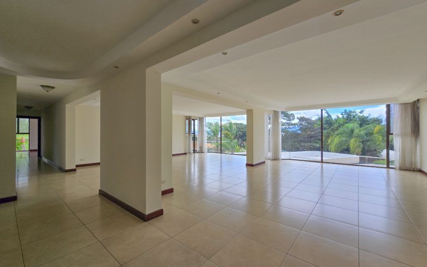 Apartamento de 3 habit. de 300 m2 y vista en Bello Horizonte Escazú