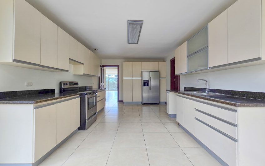 Apartamento de 3 habit. de 300 m2 y vista en Bello Horizonte Escazú